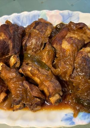 A picture of Braised Pork Ribs with Onions.