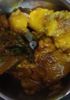 A picture of Aloo baingan.