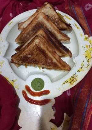 આલુ ચીઝ સેન્ડવીચ (Aloo Cheese Sandwich Recipe In Gujarati) રેસીપી મુખ્ય ફોટો
