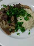 Higaditos encebollados con timbal de arroz