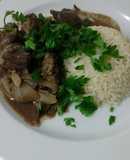 Higaditos encebollados con timbal de arroz