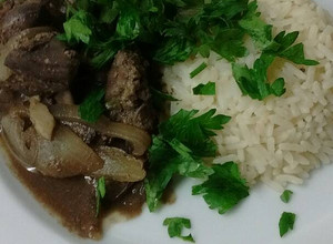 Una foto de Higaditos encebollados con timbal de arroz