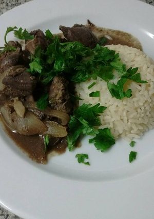 Una foto de Higaditos encebollados con timbal de arroz