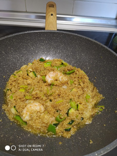 Una foto de Cuscús con langostinos y puerro😋