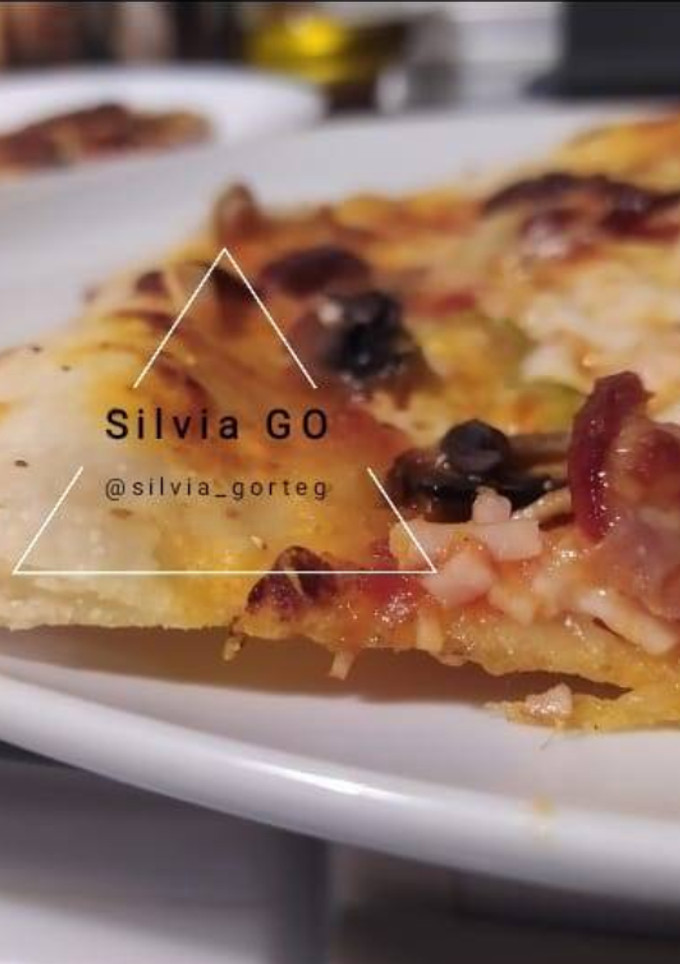 Una foto de Pizza crujiente y esponjosa, 60%hidratacion