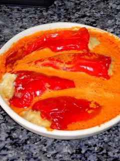Una foto de Pimientos rellenos de bacalao con salsa de yogur griego