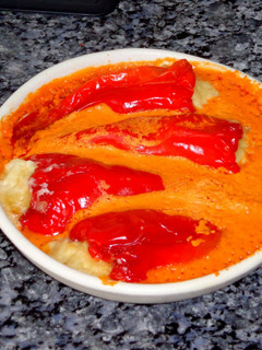 Una foto de Pimientos rellenos de bacalao con salsa de yogur griego