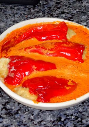 Una foto de Pimientos rellenos de bacalao con salsa de yogur griego