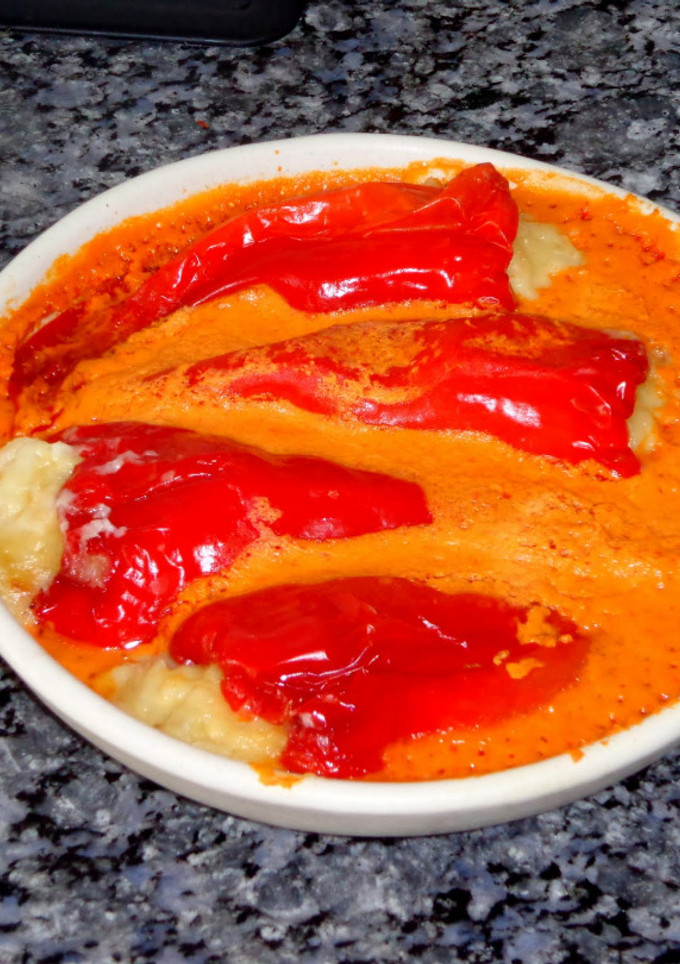 Una foto de Pimientos rellenos de bacalao con salsa de yogur griego