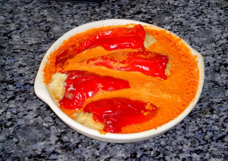 Pimientos rellenos de bacalao con salsa de yogur griego