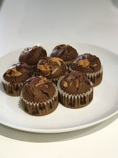 Una foto de Magdalenas de chocolate con crema de cacahuete 🥜