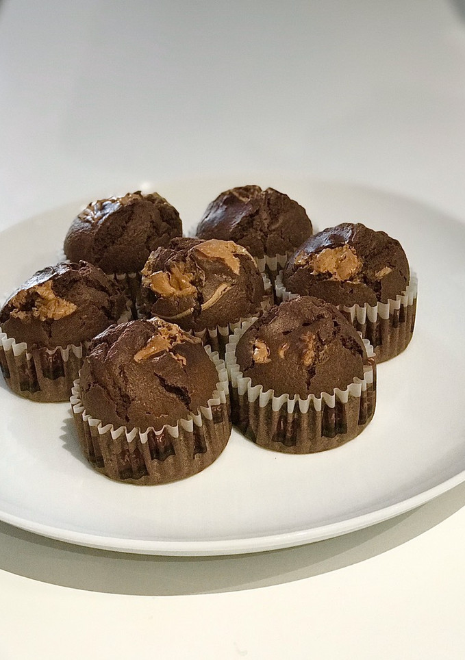 Una foto de Magdalenas de chocolate con crema de cacahuete 🥜