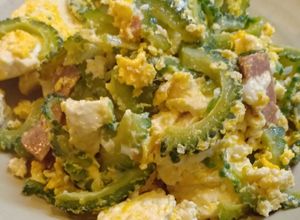 Hình của món Mướp đắng xào trứng.