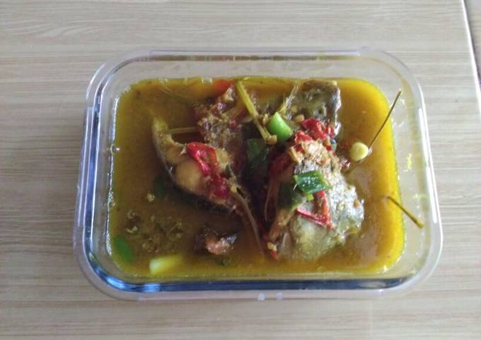 Langkah Mudah untuk Menyiapkan Ikan mas bumbu kuning cabe rawit yang Enak Banget