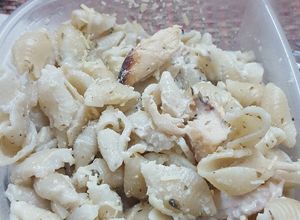 Una foto de Pasta con pollo en salsa blanca