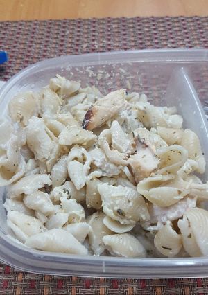 Una foto de Pasta con pollo en salsa blanca
