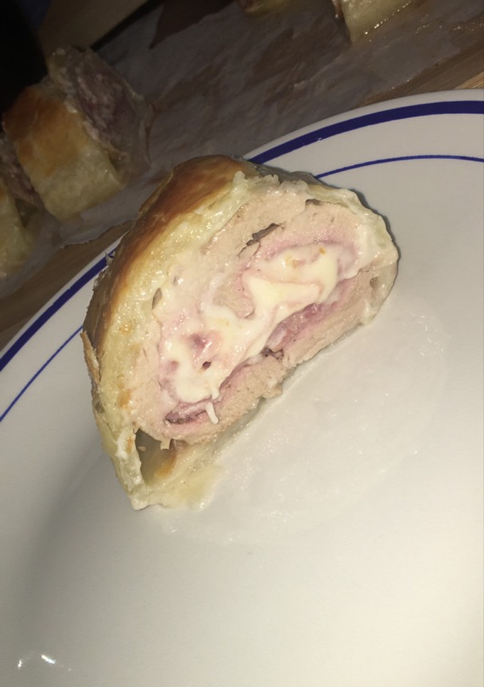 Una foto de Solomillo de cerdo relleno y envuelto en hojaldre