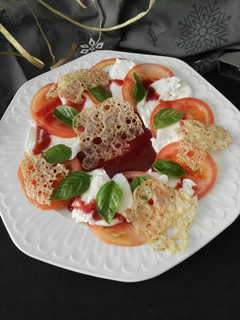 Una foto de Caprese navideña