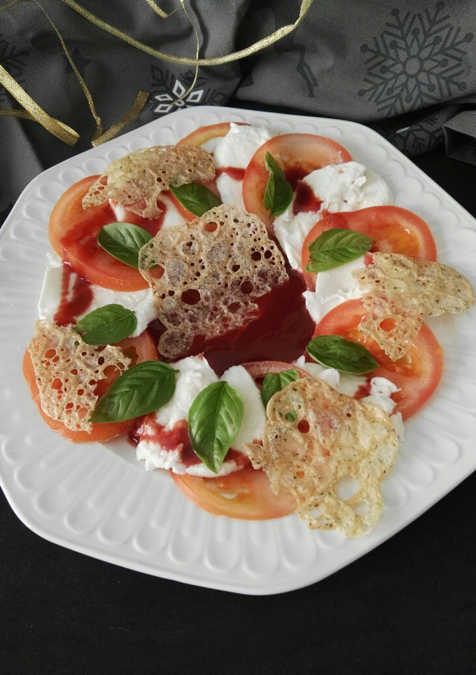 Una foto de Caprese navideña