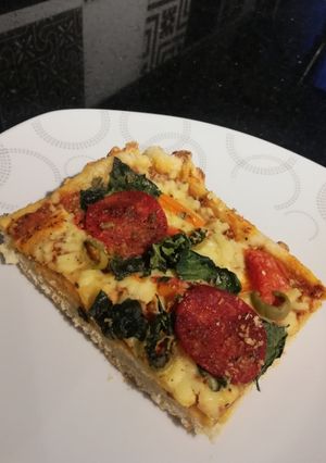 Una foto de Pizza mediterránea