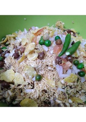 A picture of Bhel Puri (Oil bhel).