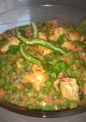 A picture of Matar paneer.
