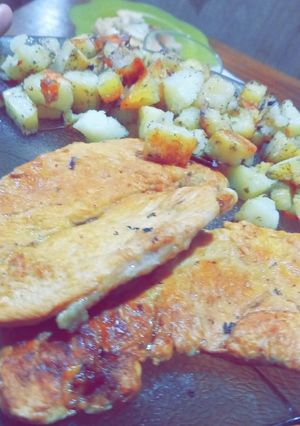 Una foto de Pechuguitas de pollo a la plancha con papas al horno