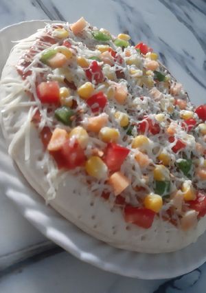 વેજ ચીઝી પીઝા (Veg Cheesy Pizza Recipe in Gujarati) રેસીપી મુખ્ય ફોટો
