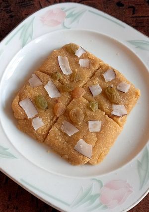 A picture of Besan or sooji ka halwa.