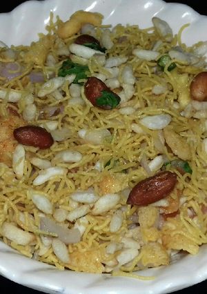 A picture of Bhel puri.