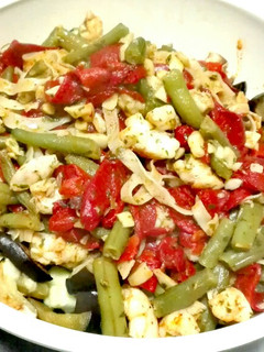 Una foto de Ensalada templada de berenjena y calabacín
