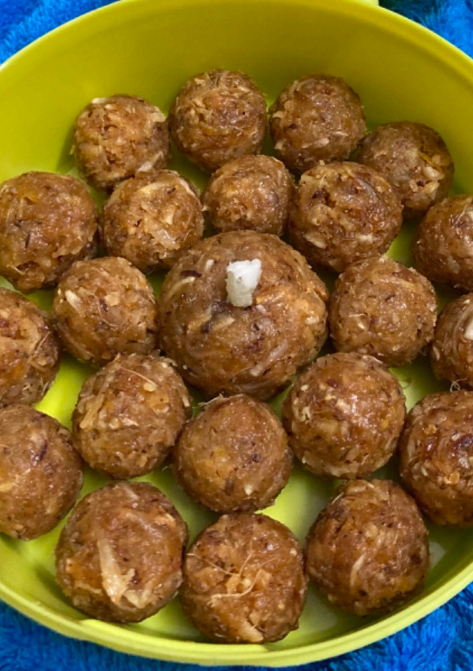 आलेपाक मिनी लाडू (Aalepak Mini Ladoo Recipe In Marathi) रेसिपी चे मुख्य फोटो 