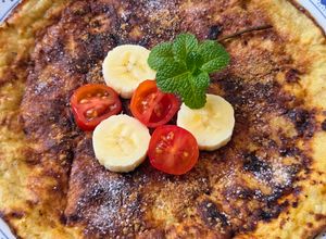 Una foto de Tortilla "dulce" de banana a la canela (sin azúcares agregados ni edulcorantes) 🍌 🥣