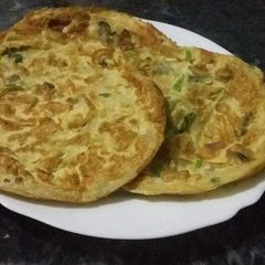 A picture of Anda Paratha.