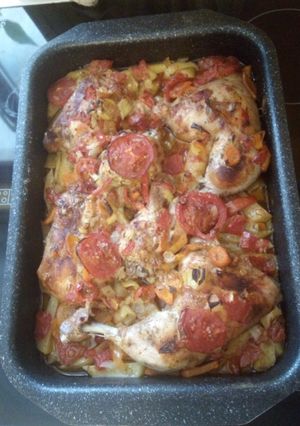 Sült csirke zöldséges krumpli ágyon recept fotója