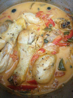 Una foto de Muslitos de pollo con aceitunas y alcaparras en olla rápida