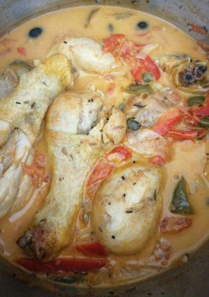 Una foto de Muslitos de pollo con aceitunas y alcaparras en olla rápida