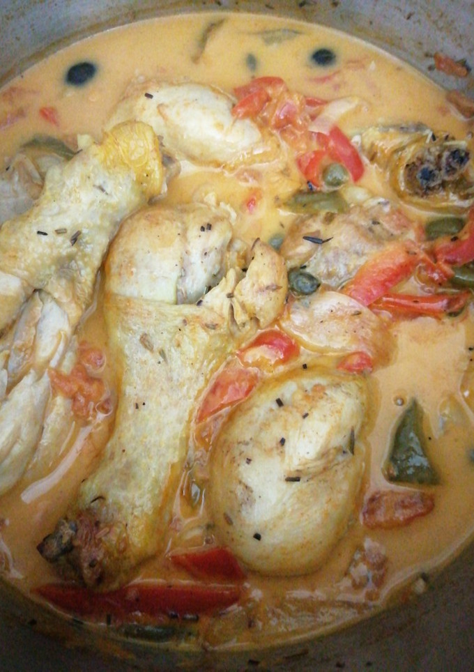 Una foto de Muslitos de pollo con aceitunas y alcaparras en olla rápida