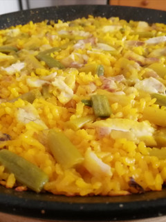 Una foto de Arroz con rodaballo y ajos tiernos