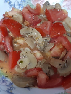 Una foto de Ensalada de champiñones y tomate