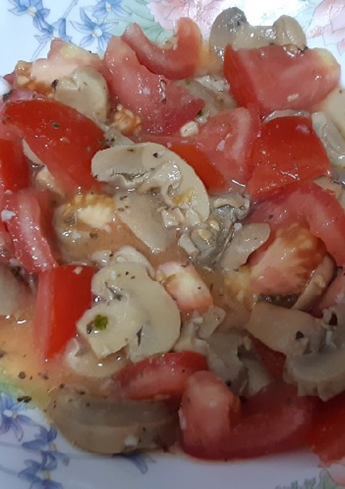 Una foto de Ensalada de champiñones y tomate