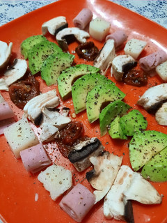Una foto de Palta, hongos, morrón asado en un rico plato