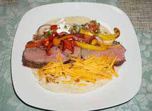 Una foto de FAJITAS CON CARNE Y PIMIENTOS ASADOS A LA PARRILLA. JON STYLE
