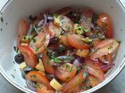 Una foto de ensalada con cilantro