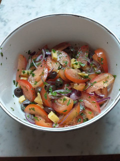 Una foto de Ensalada de tomate, aceitunas y queso ahumado