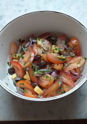 Una foto de Ensalada de tomate, aceitunas y queso ahumado