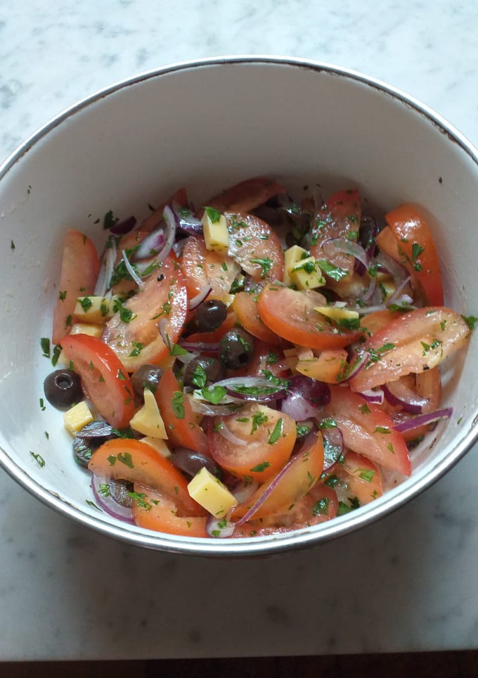 Una foto de Ensalada de tomate, aceitunas y queso ahumado