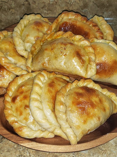 Una foto de Empanadas de cebolla, tomate y queso
