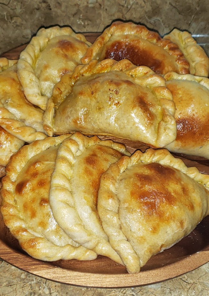 Una foto de Empanadas de cebolla, tomate y queso