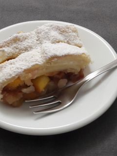O poză a rețetei Strudel cu piersici.